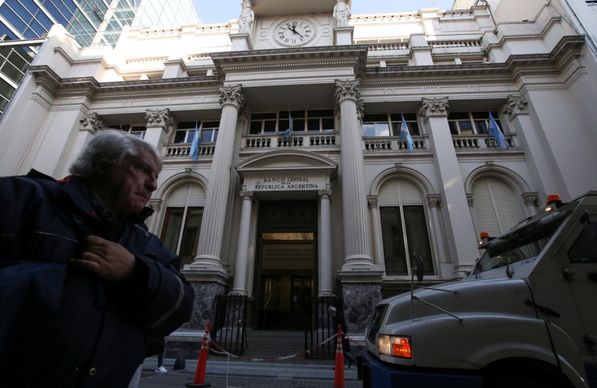 Argentine central financial institution cuts greenback buy restrict sharply as foreign exchange reserves tumble | Information