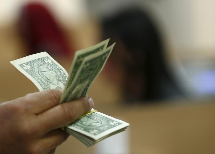 Foreign exchange- U.S. Greenback Dips Earlier than Fed Assembly; Pound Rises By Investing.com