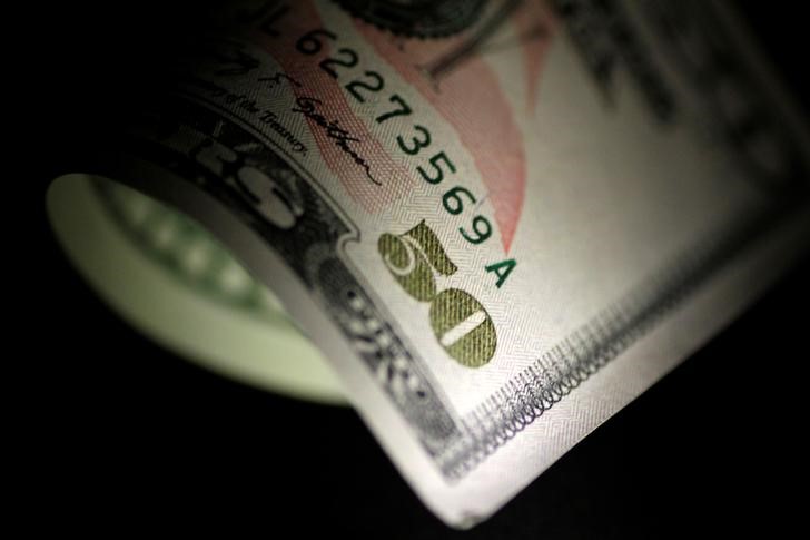Greenback Falls after Fed Price Lower, APEC Summit Cancellation By Investing.com