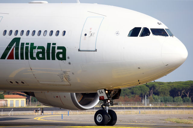 Lufthansa solely considering “restructured” Alitalia-CEO