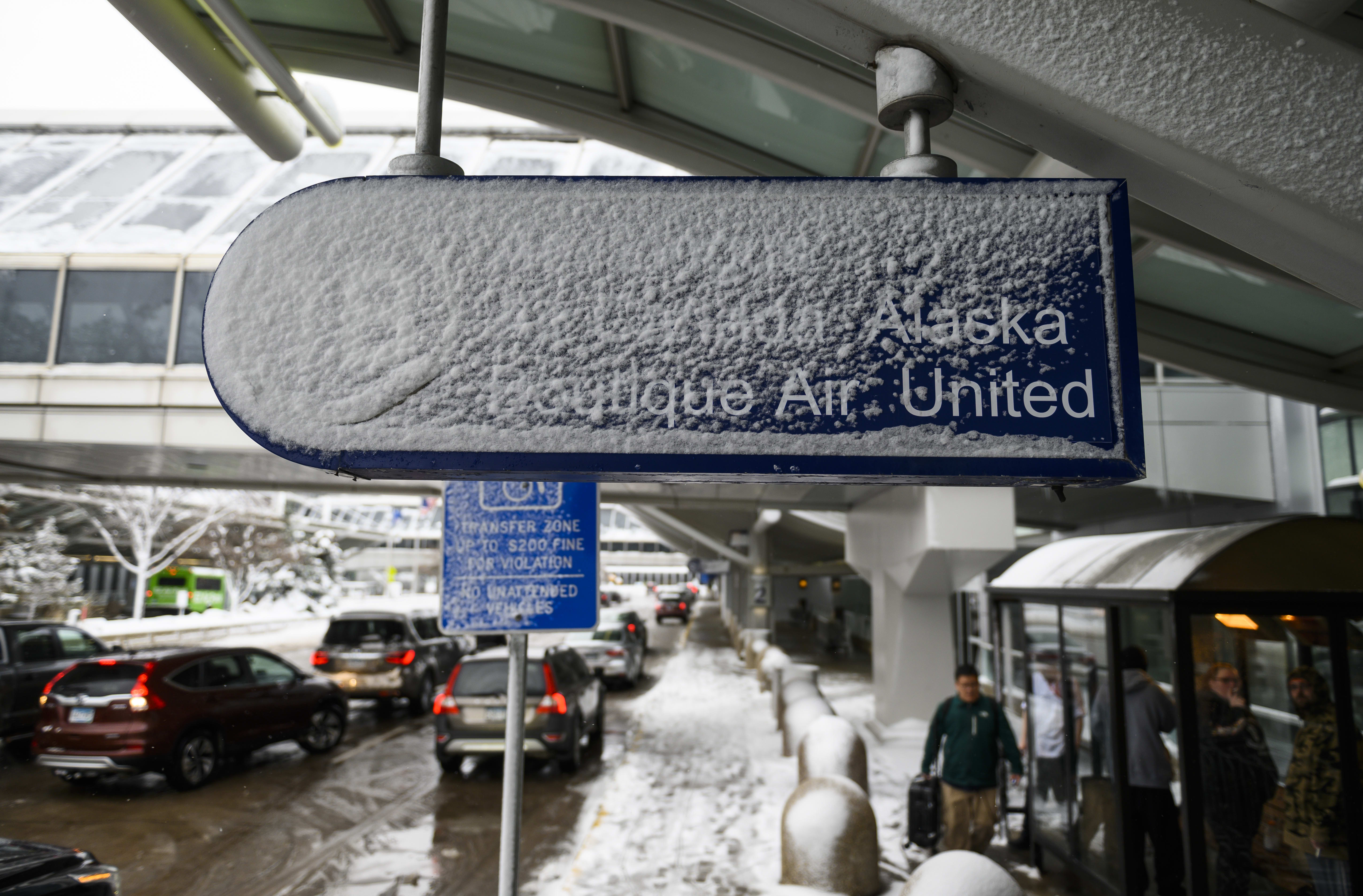 Winter storm snarls post-Thanksgiving flights, airways waive change charges