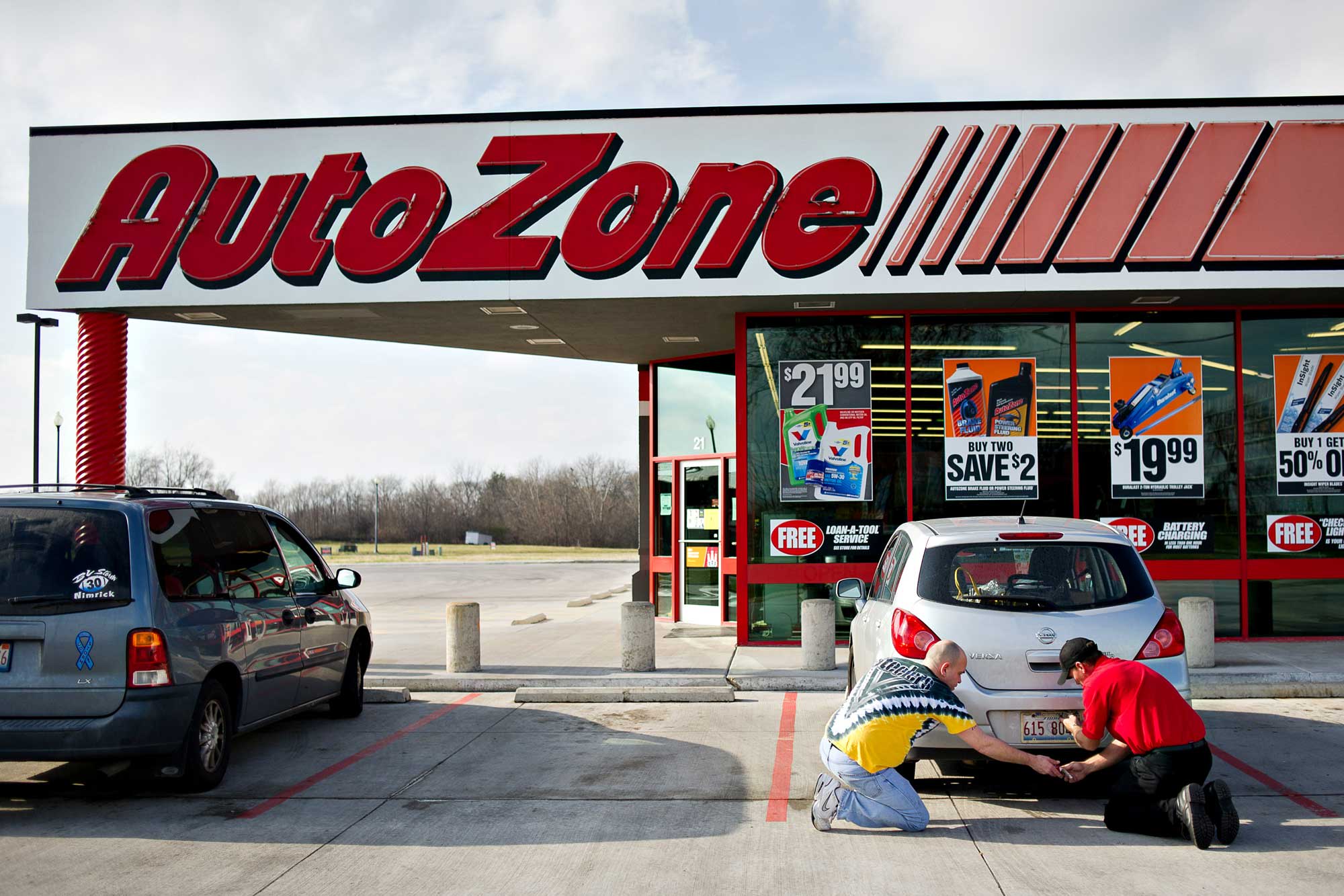AutoZone inventory surges 40% in final yr. This is the way it’s beating Amazon