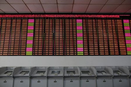 China shares rise as Center East worries recede; vitality sector underperforms