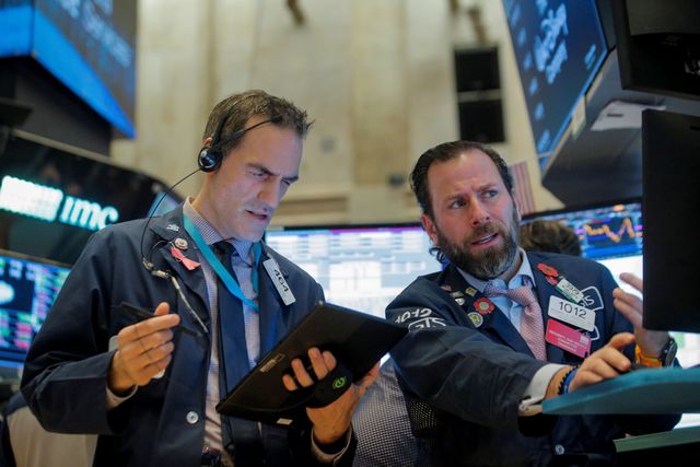 BUZZ-U.S. STOCKS ON THE MOVE-United Airways, Netflix, Tesla