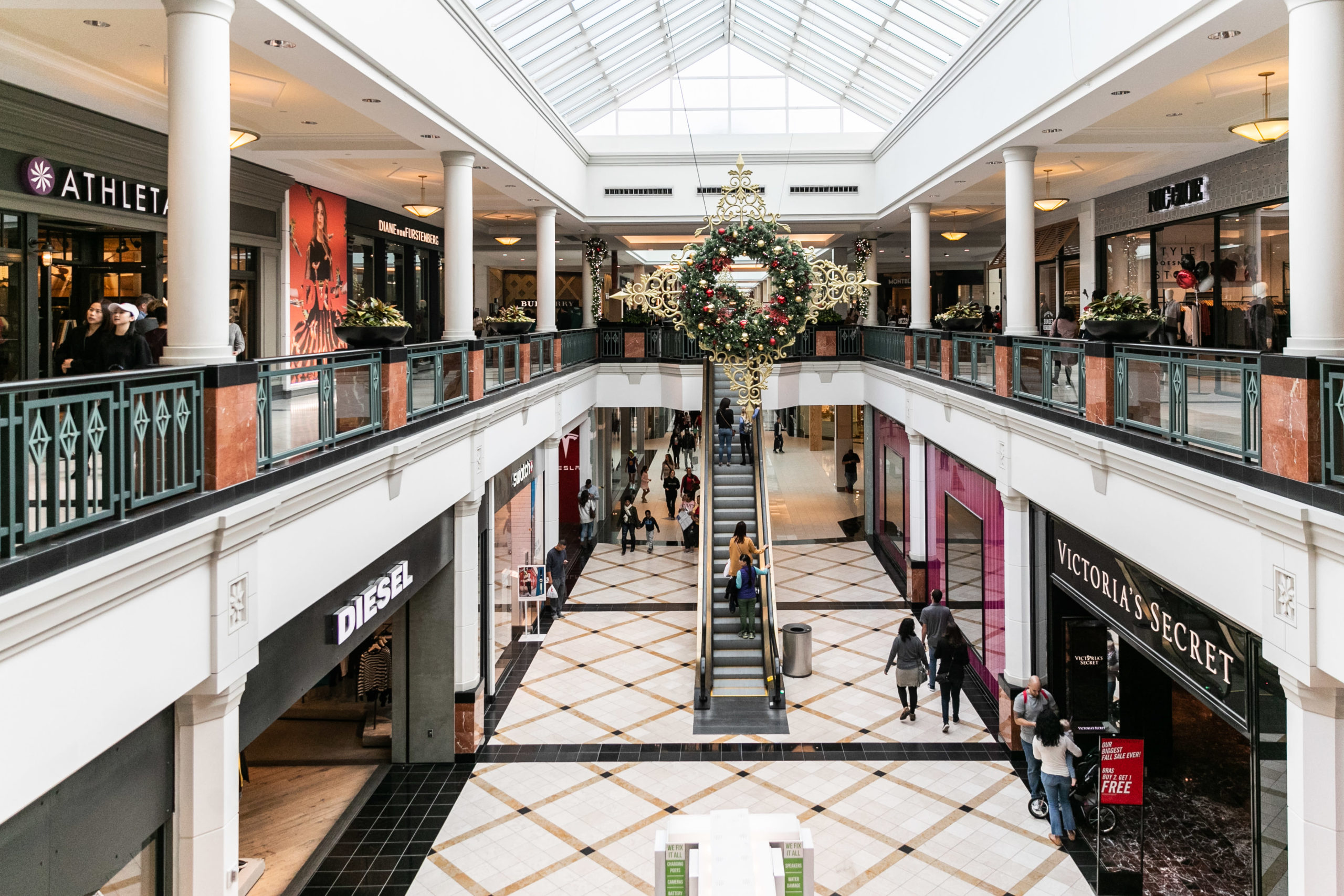 The largest US mall proprietor Simon Property Group is doubling down on retail