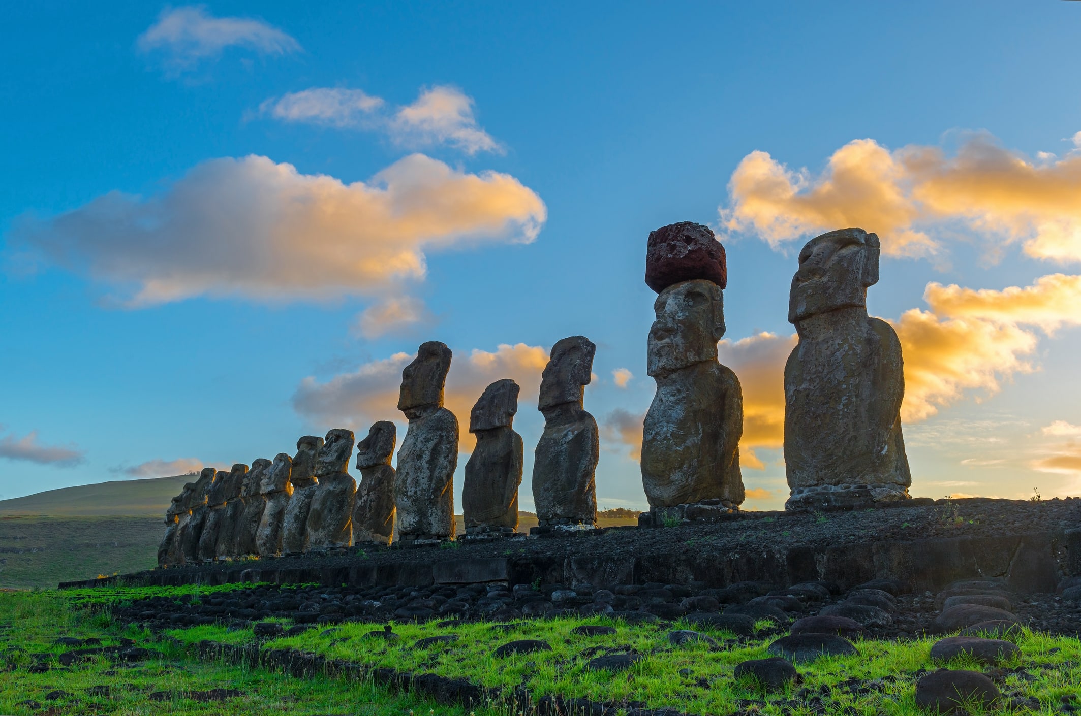 What to do, see, eat on Rapa Nui together with moai statues