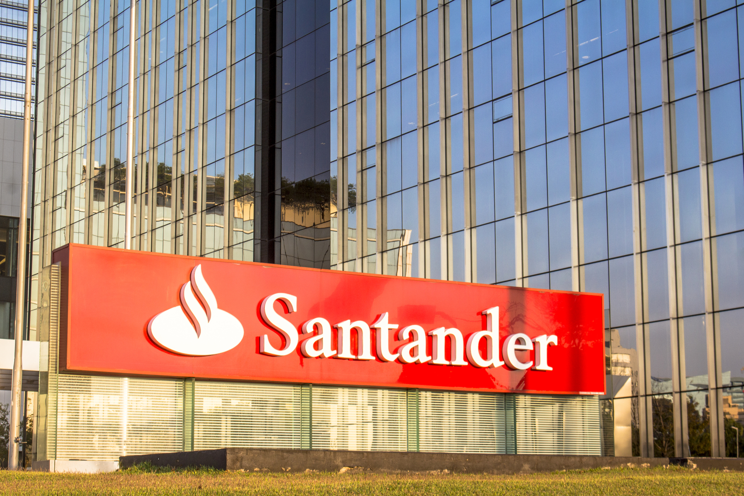 Santander Hires Former Apple Pay Exec to Lead P2P Funds