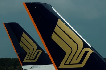 Singapore Airways halts buying and selling pending announcement