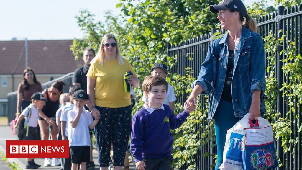 Coronavirus: Plan dropped for all main pupils again at school