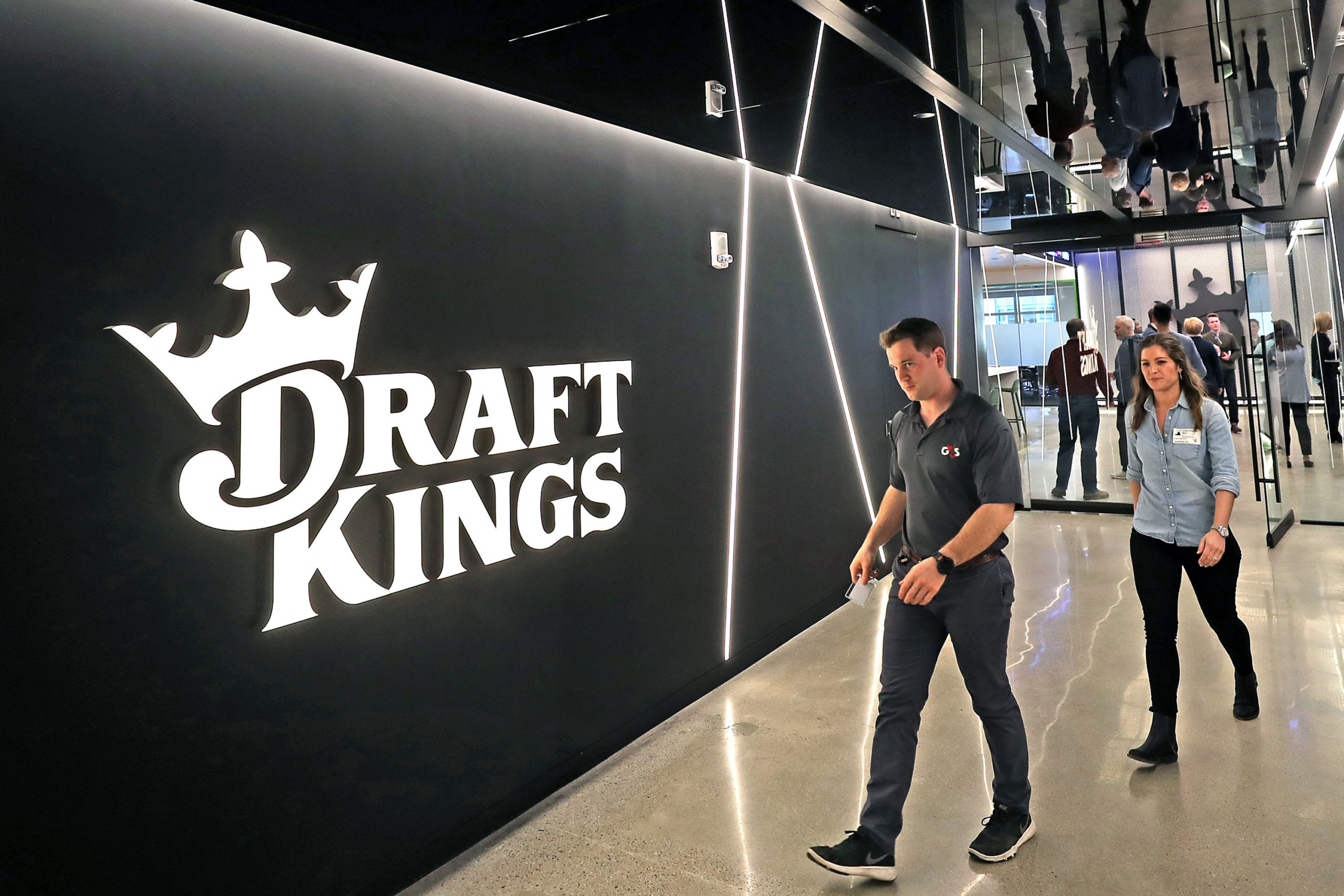Scorching playing inventory DraftKings falls 5% after firm stories bigger loss than anticipated