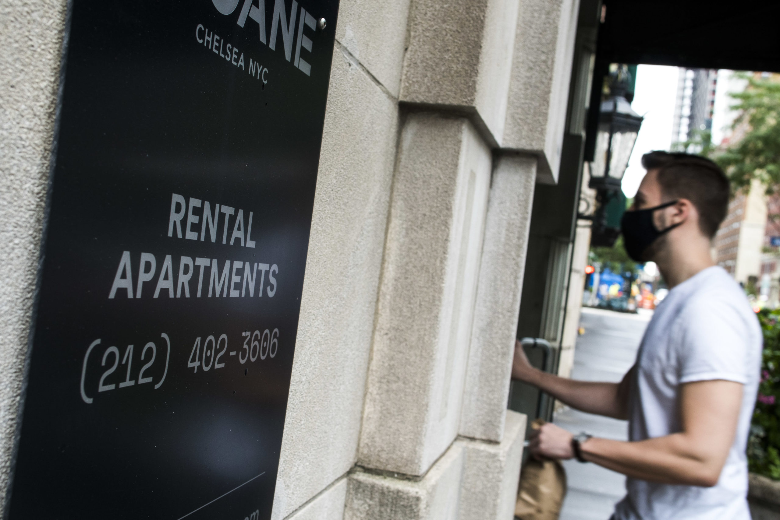 Manhattan rental market plunges, leaving 15,000 empty flats