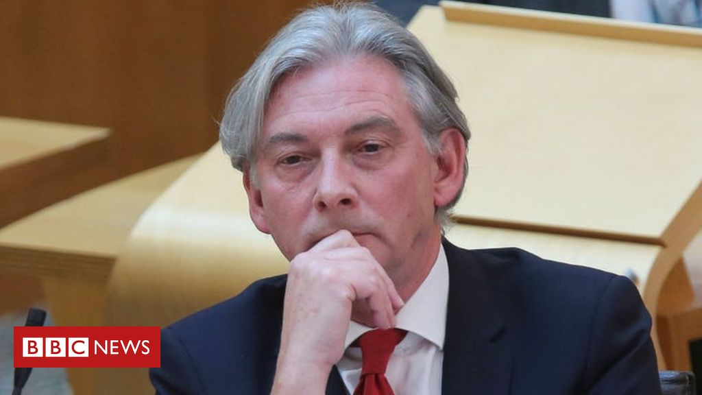 Scottish Labour chief Richard Leonard resists calls to give up