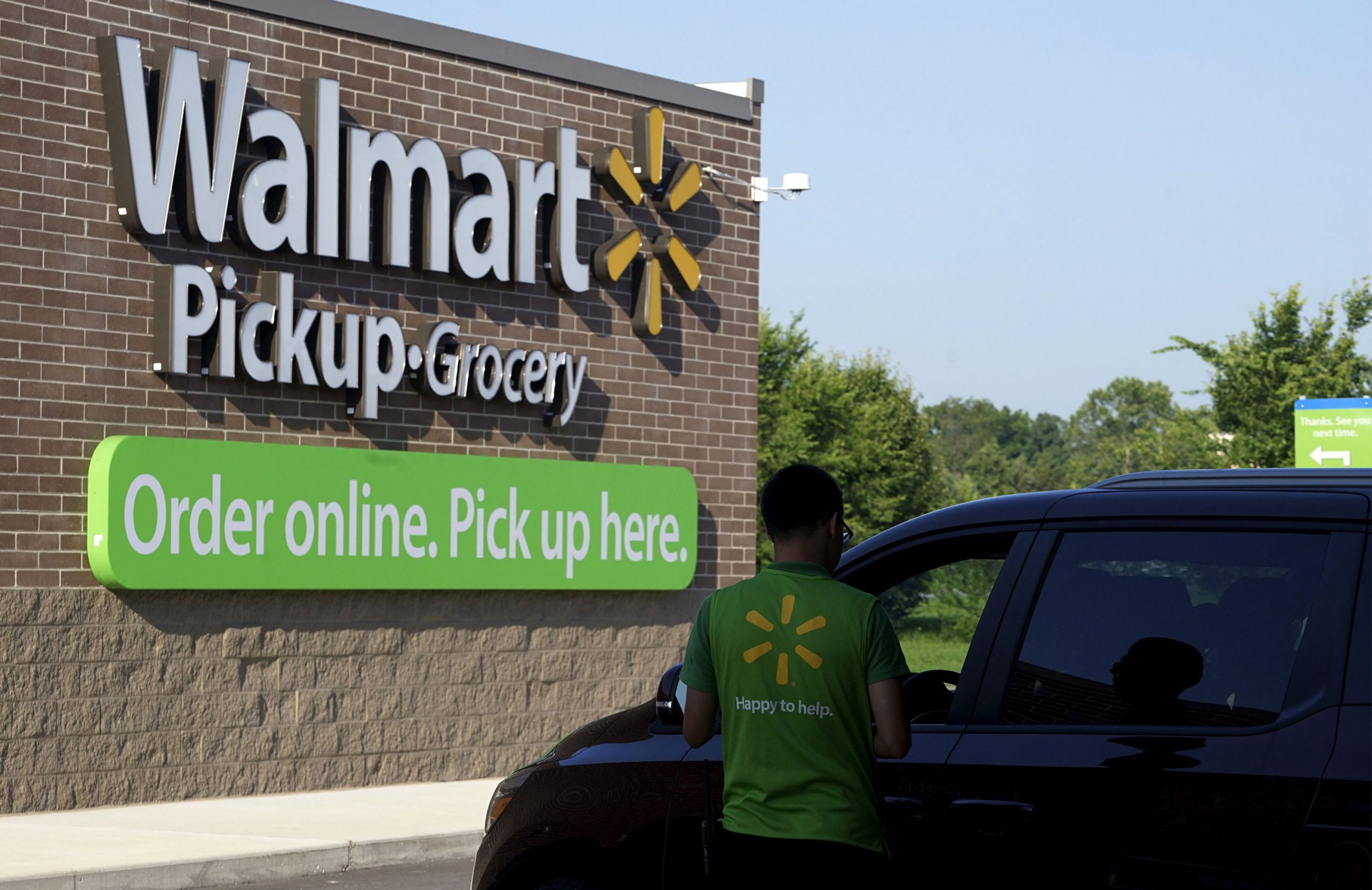 Walmart, Goal attempt to beat Amazon with curbside pickup