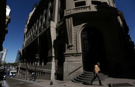 Argentina appears to draw cautious buyers with dollar-linked bond