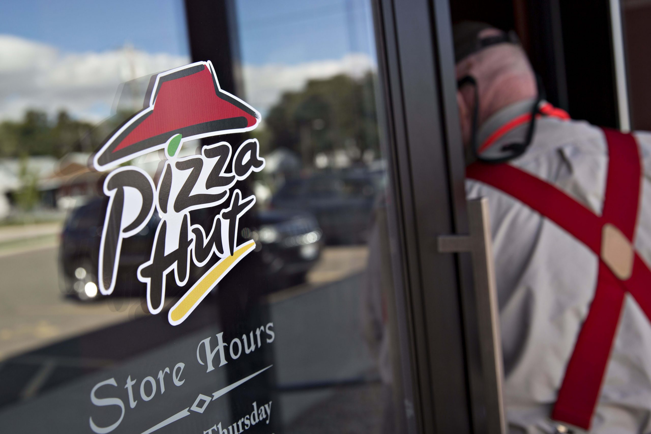 Applebee’s franchisee bids to purchase Pizza Hut’s largest U.S. operator
