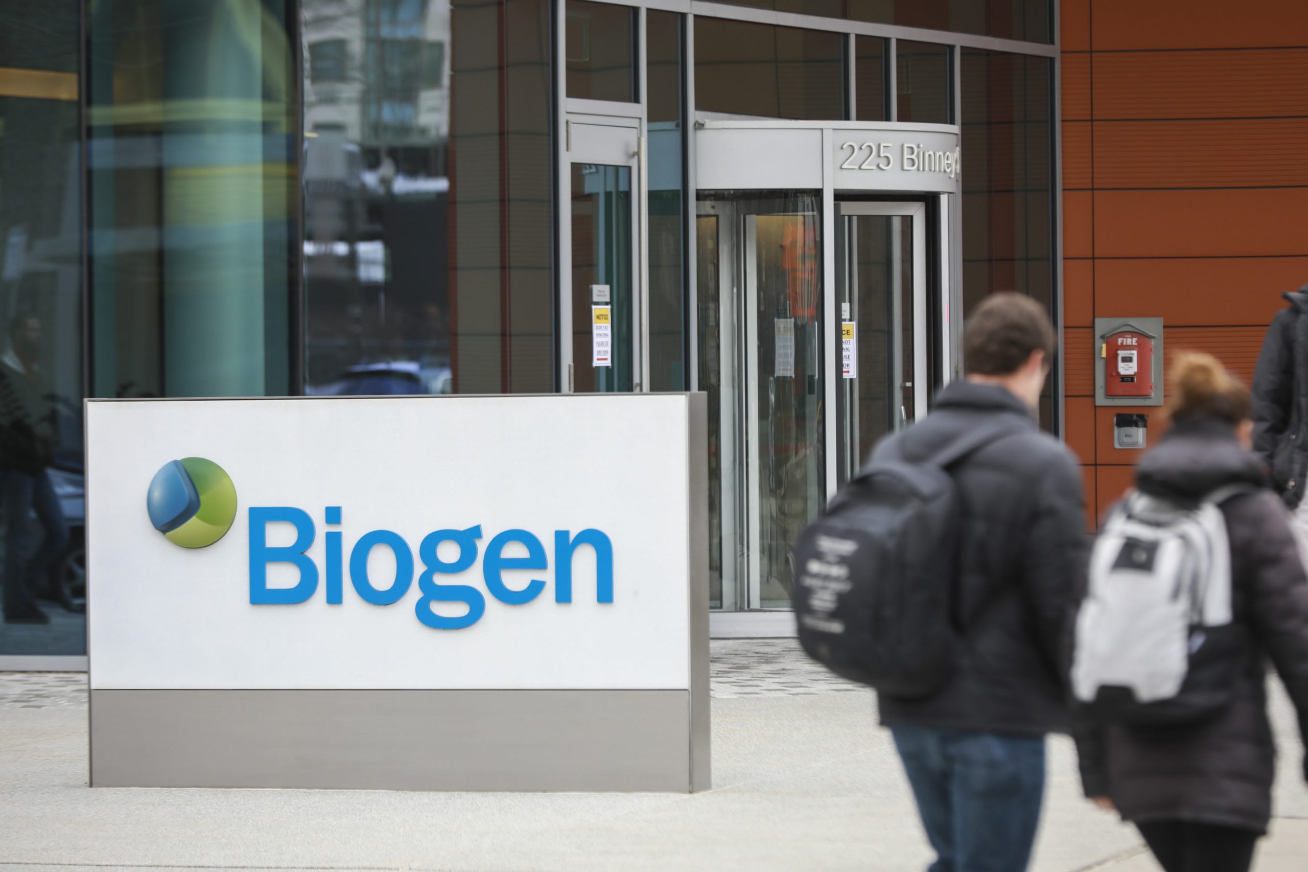 Biogen hits snag after Alzheimer’s drug fails to win help from FDA panel