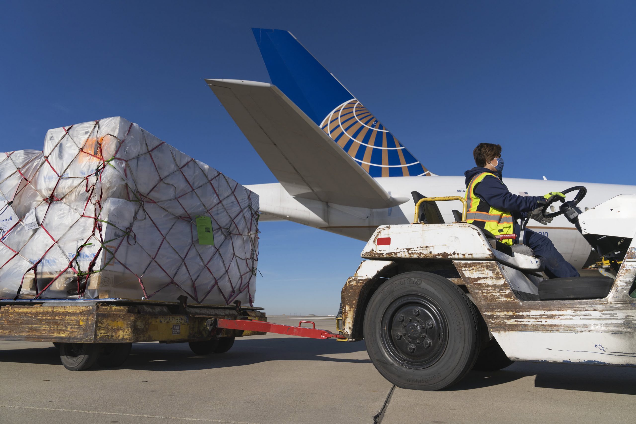 United Airways begins flying Pfizer vaccine on U.S. passenger flights