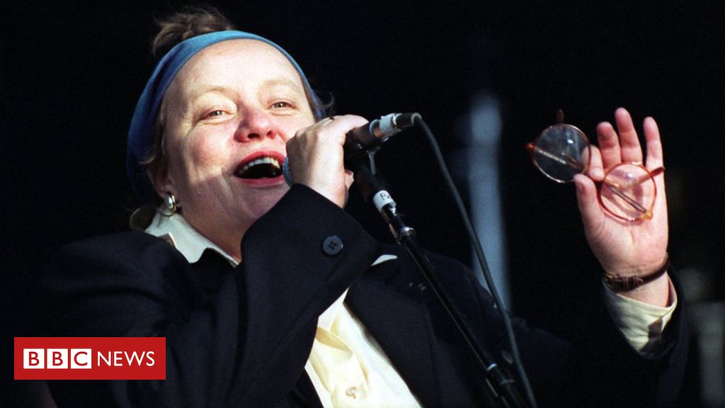 NI state papers: Mo Mowlam, snogging and Elton John at Stormont