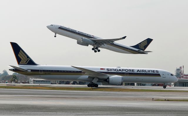 Singapore Airways raises $500 mln in U.S. greenback debt debut Singapore Airways raises $500 mln in U.S. greenback debt debut