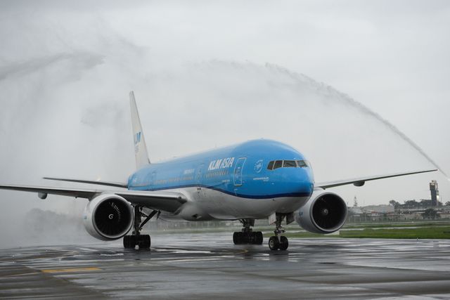 KLM to chop 1,000 extra jobs, says necessary COVID-19 testing will floor planes