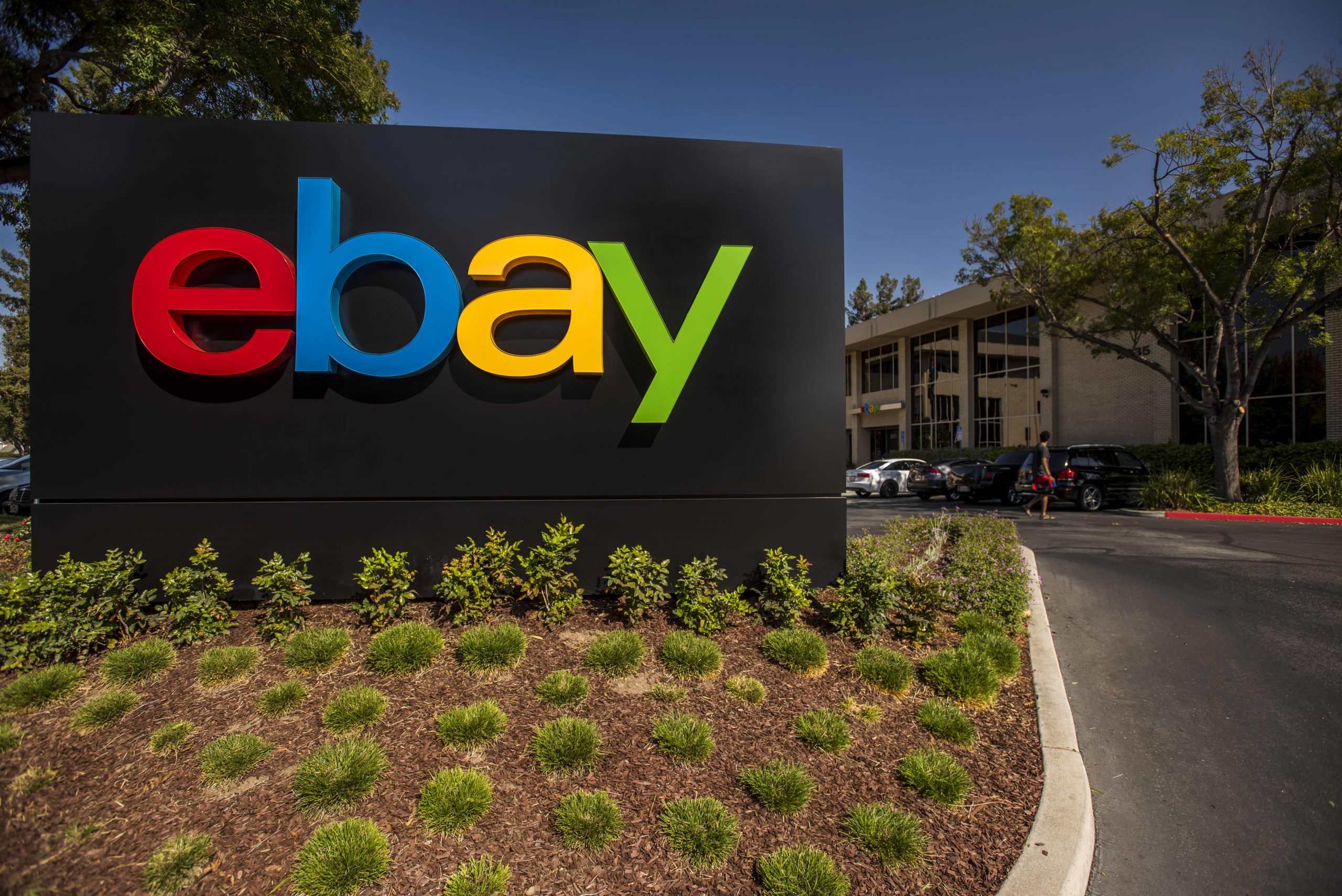 Why prime analysts again eBay, Lyft shares amid risky markets