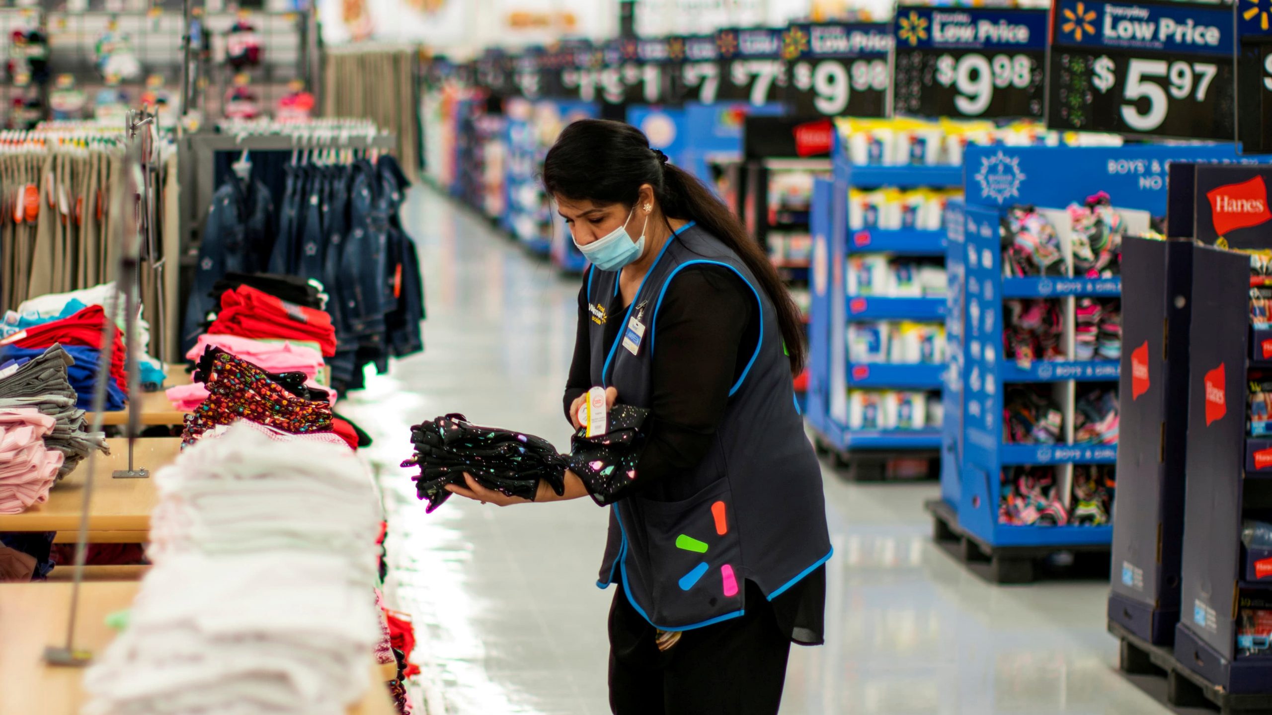 Walmart to hike wages for 425,000 staff to common above $15 an hour