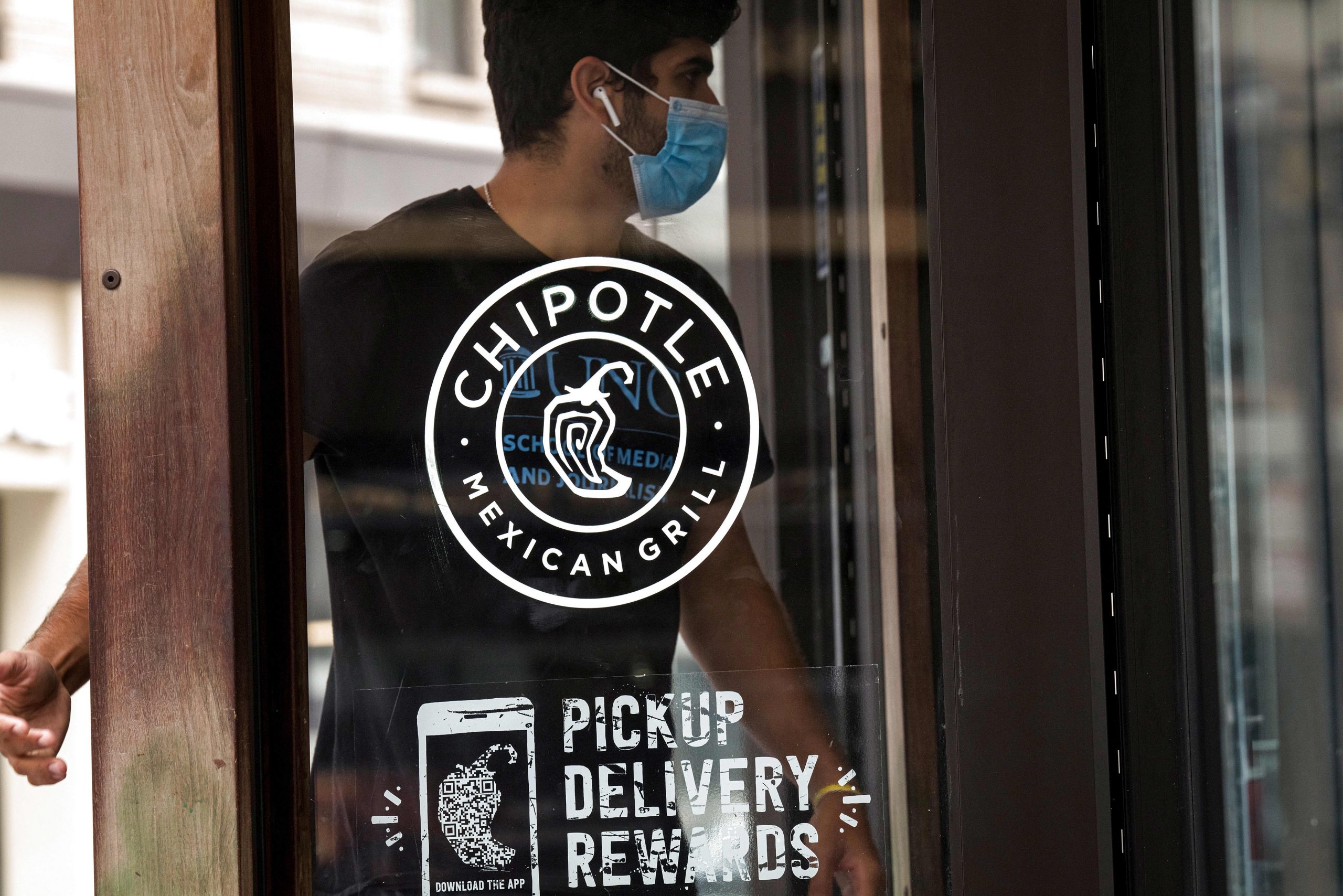 Chipotle’s digital gross sales stay sturdy as eating rooms reopen: CFO