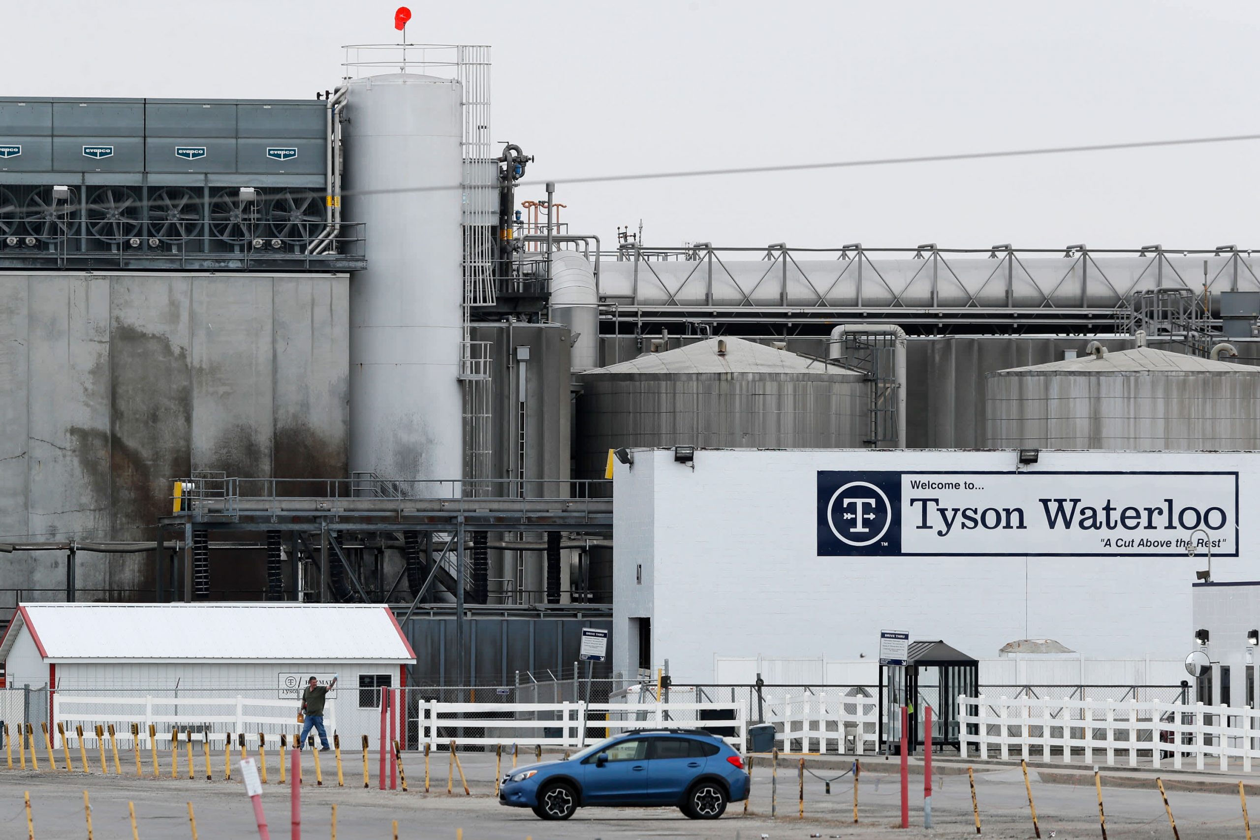 Tyson Meals begins vaccinating staff, however struggles to seek out doses