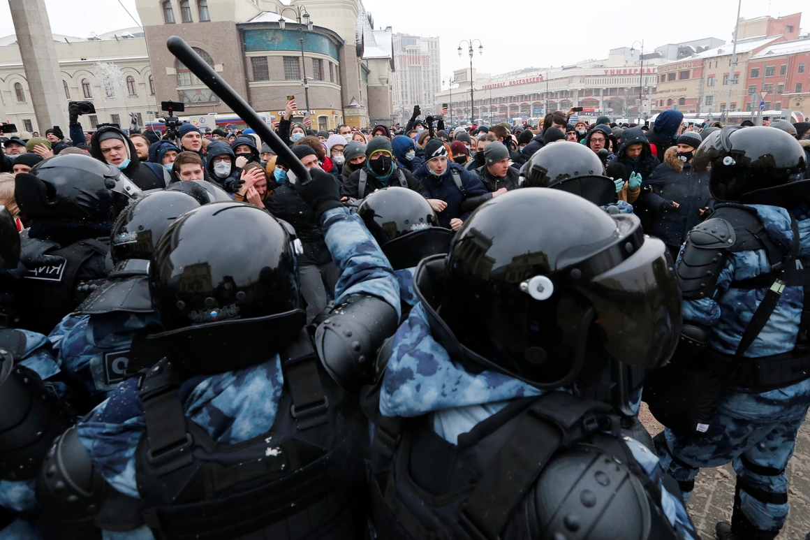 Mass arrests in Russia of protesters demanding Navalny’s launch