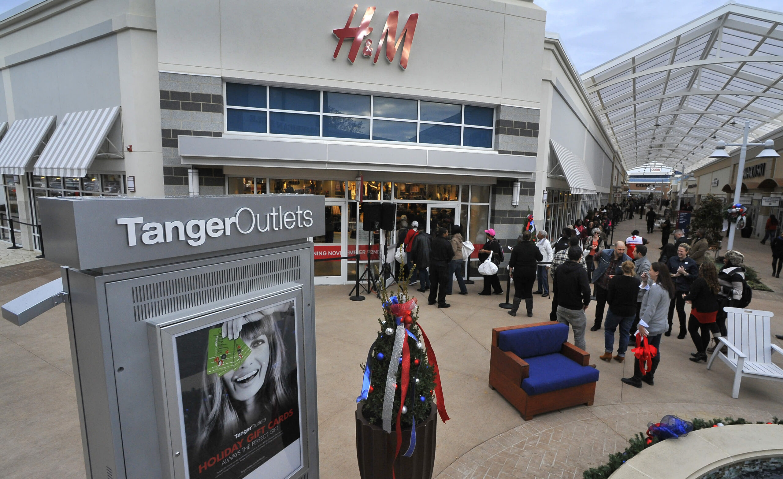 Closely shorted Tanger Outlet inventory pops 20% in sudden transfer, then pulls again