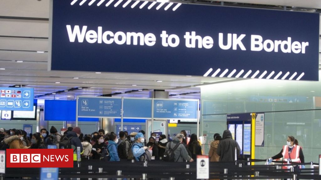 UK borders: Price of IT failures 'staggering', says spending watchdog
