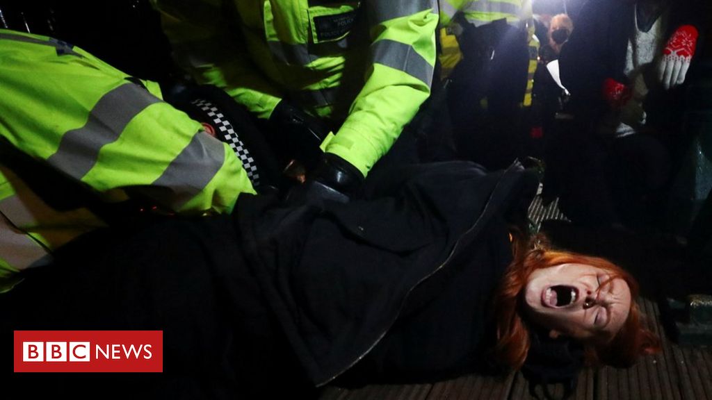 Sarah Everard: Met criticised over Clapham vigil policing