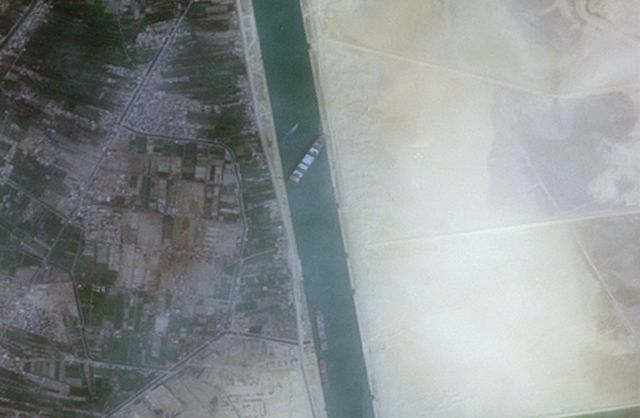 Low tide slows work to clear Suez ship blockage; site visitors jam builds