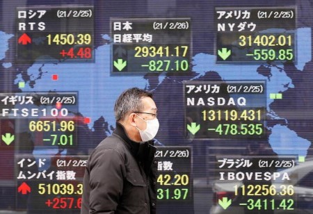 Japanese shares rise on financial restoration hopes, Nomura falls
