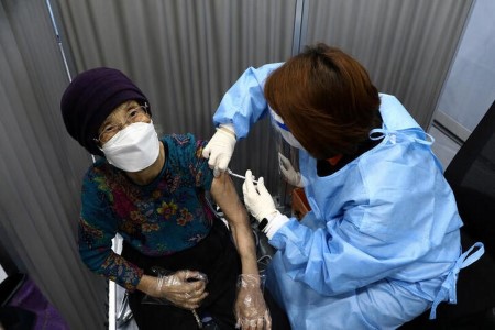S.Korea pays value for reliance on COVAX, scrambles for vaccines