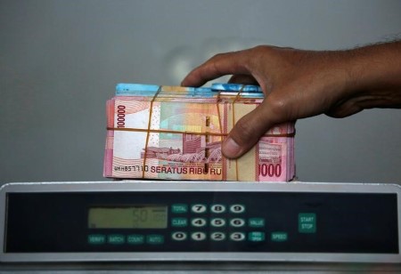 EMERGING MARKETS-Indonesian rupiah agency as c.financial institution holds charges to assist FX stability