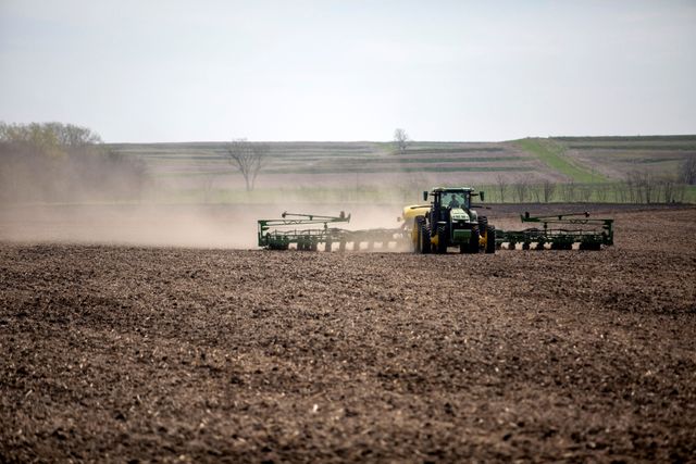INSIGHT-Surging U.S. crop costs reverse fortunes in rural Iowa