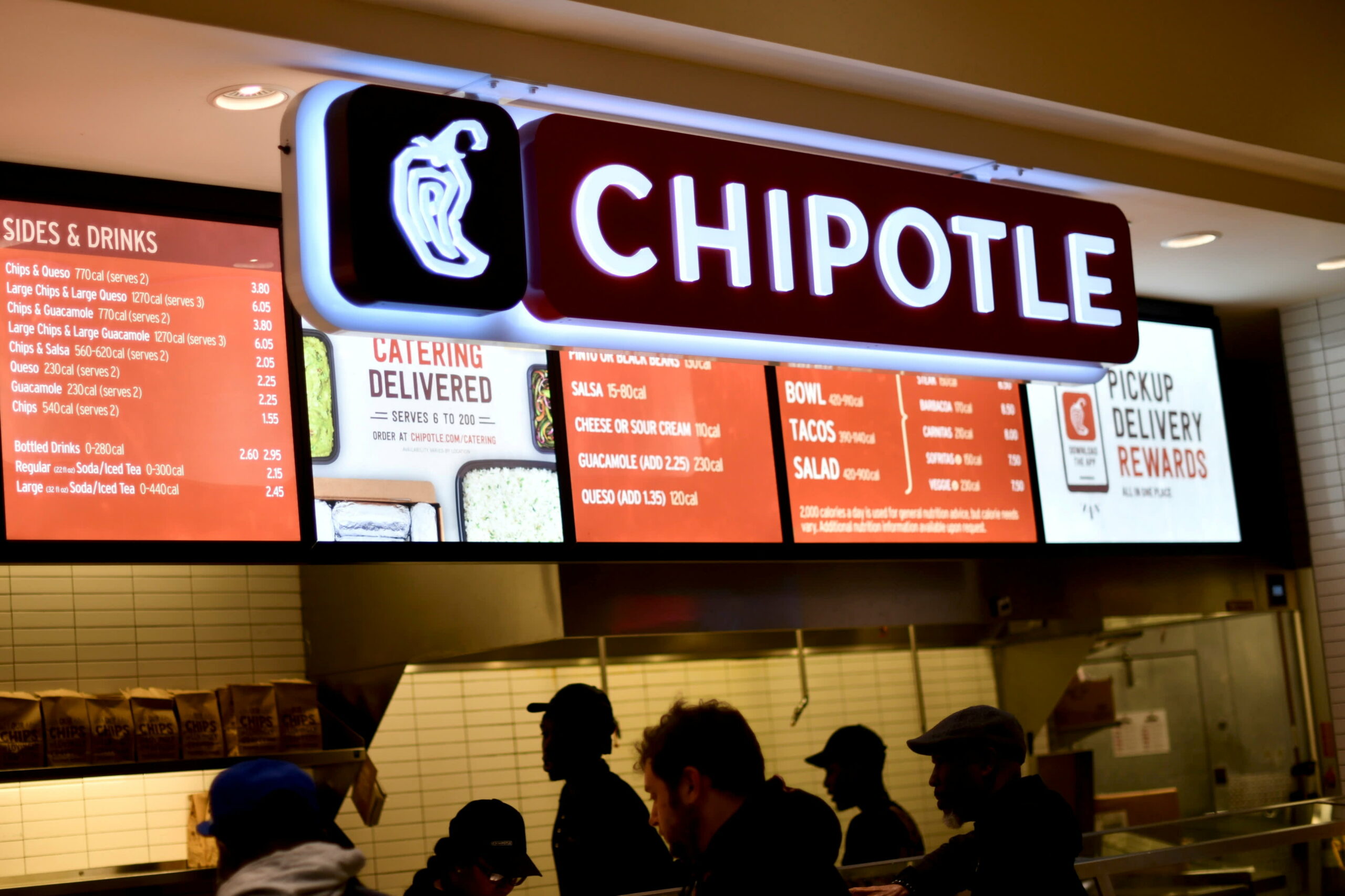 Chipotle to hike wages, debut referral bonuses amid tight labor market