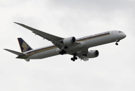 Singapore Airways raises $1.5 bln from airplane sale-and-leaseback offers