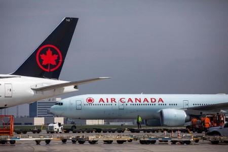 Air Canada executives to return bonuses after authorities help outcry