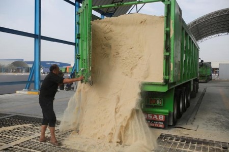 SOFTS-Uncooked sugar costs slip as commodity markets weaken