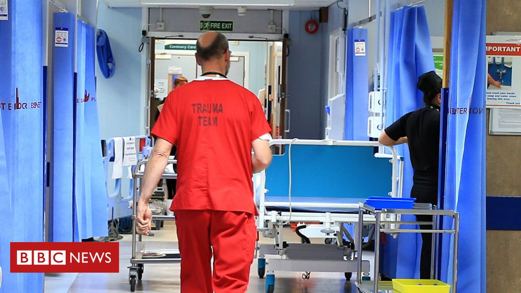 Senior medical doctors in England to be consulted on NHS pay supply