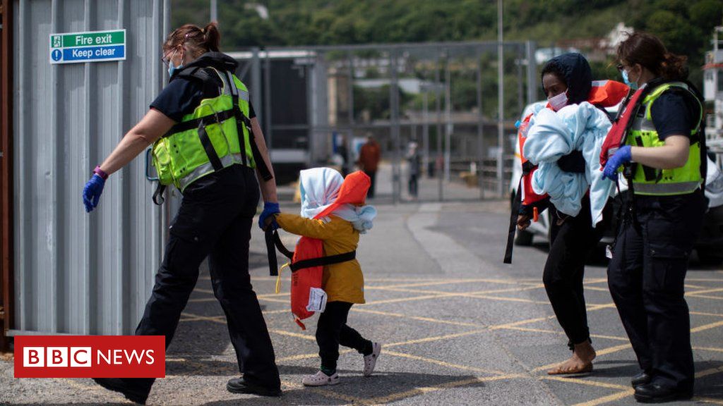 Migrant ladies and infants held in stunning situations, MPs discover