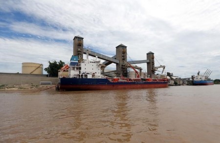 Argentine exporters say delivery prices to rise beneath proposed dredging system