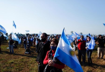 Argentine agricultural sector holds protest towards export caps