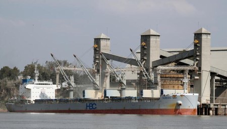 EXCLUSIVE-Historic low river ranges pressure Argentine grains ships to chop cargoes by 25%, ports chamber says