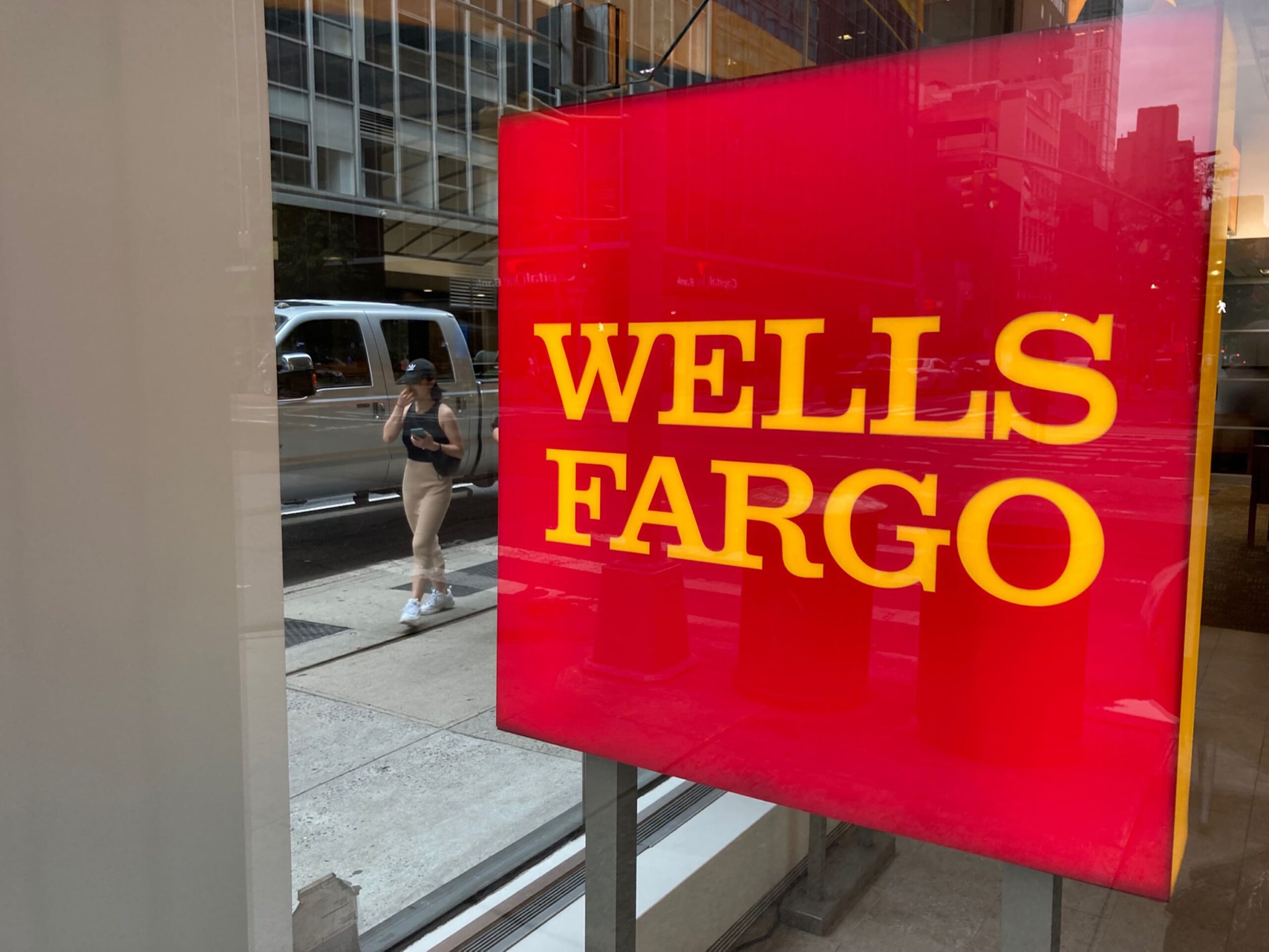 Wells Fargo delays return-to-office plans till October