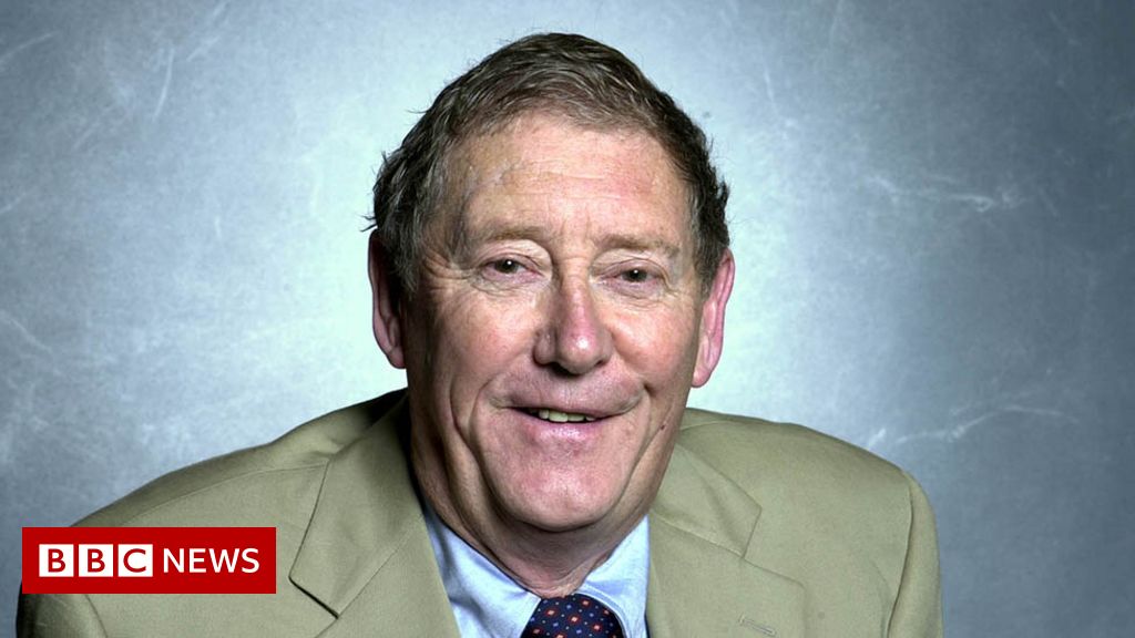 Austin Mitchell: Former Nice Grimsby MP dies aged 86