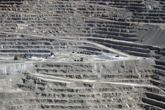 METALS-Copper rises on provide disruption fears at Escondida mine