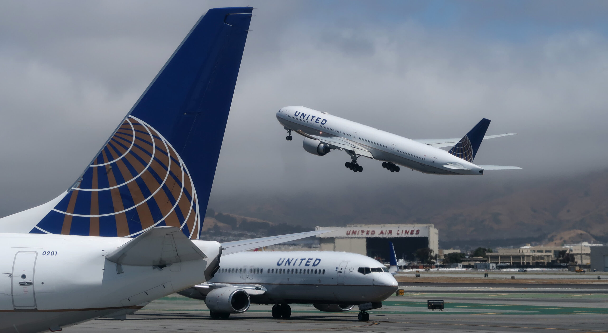 United’s unvaccinated staff drops from 593 to 320 after airline said it would fire them